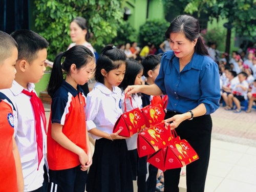 Trường Tiểu học Ái Mộ B tổ chức vui Tết Trung thu cho học sinh